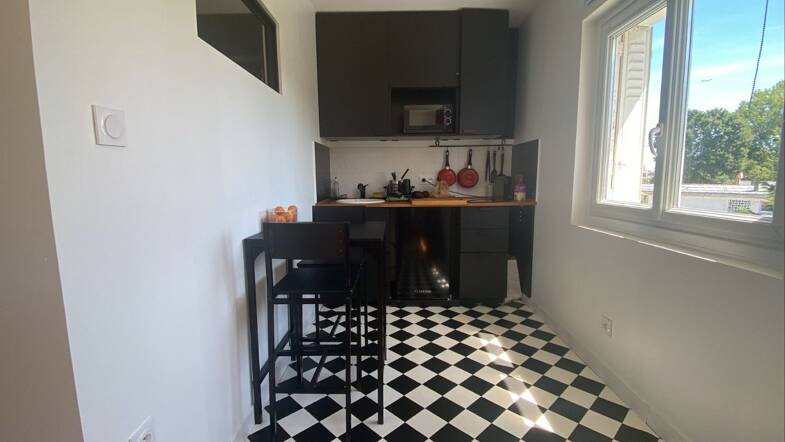 Appartement à louer 690 € 1 pièce 40 m² Sous le toit, Étage 2/2 Nantes 44100