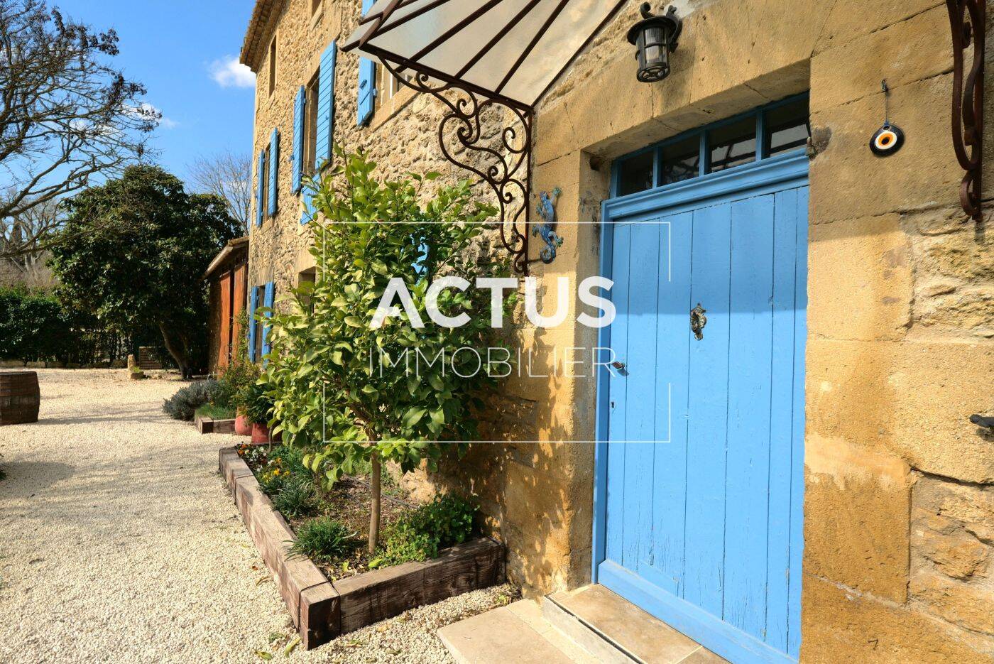 Maison 8 pièces 232 m² · à Cornillon-Confoux · 232 m² · 860 000 €