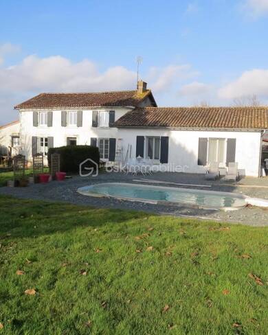 Mas à vendre 258 000 € 5 pièces 4 chambres 148 m² 7 719 m² de terrain Vouhé 79310