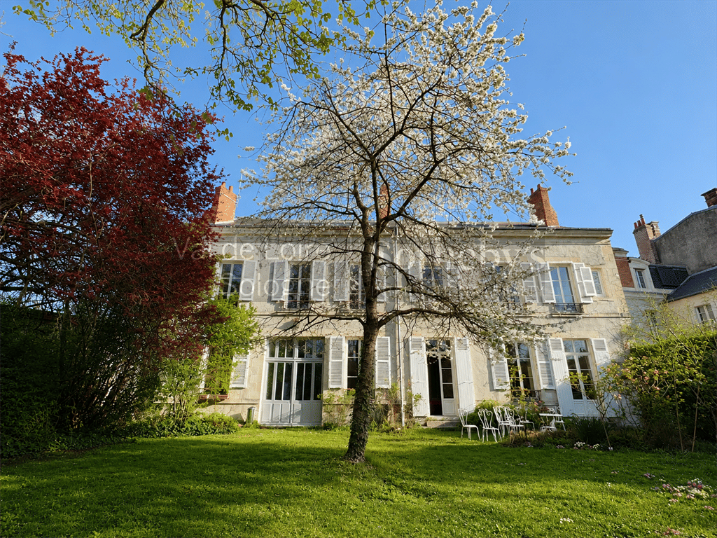 Maison 10 pièces 414 m² · à Orléans · 414 m² · 975 000 €