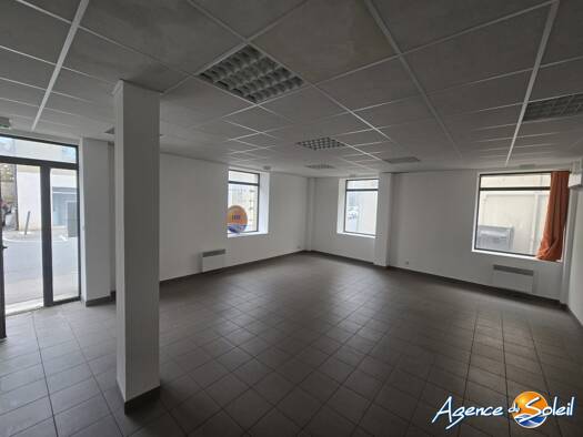 Local commercial à louer 690 € 81 m² de surface de vente Nord Cuxac-d'Aude 11590
