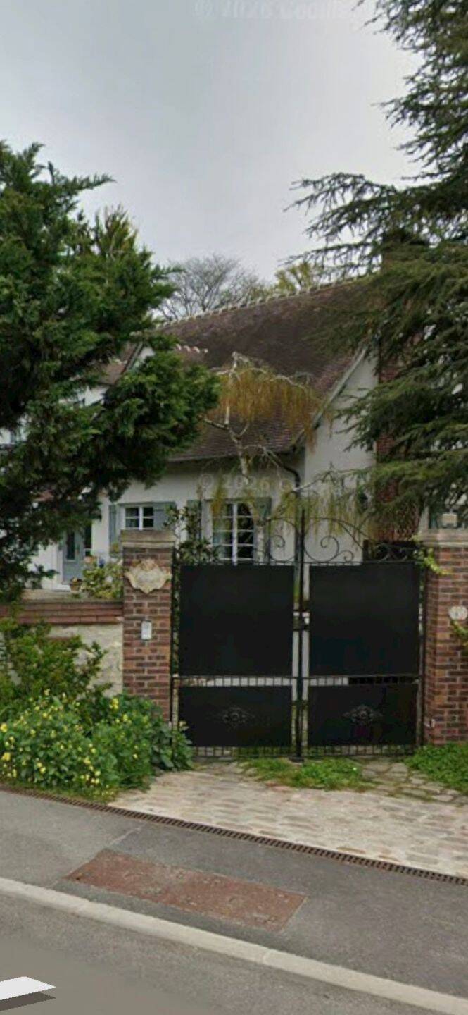 Maison 7 pièces 209 m² · à Beynes · 209 m² · 2 500 €/mois