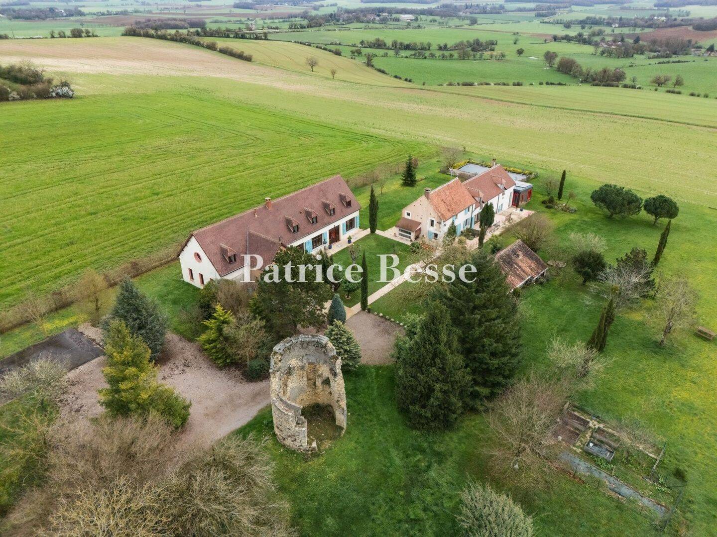 Maison 12 pièces 618 m² · à Cosne-Cours-sur-Loire · 618 m² · 587 000 €