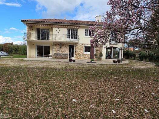 Maison à vendre 370 000 € 8 pièces 6 chambres 211 m² 2 771 m² de terrain Centre Feytiat 87220