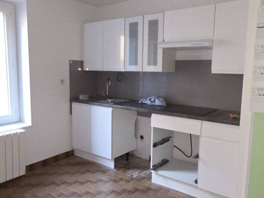 Appartement à louer 750 € 3 pièces 2 chambres 100 m² RDC Genay 69730