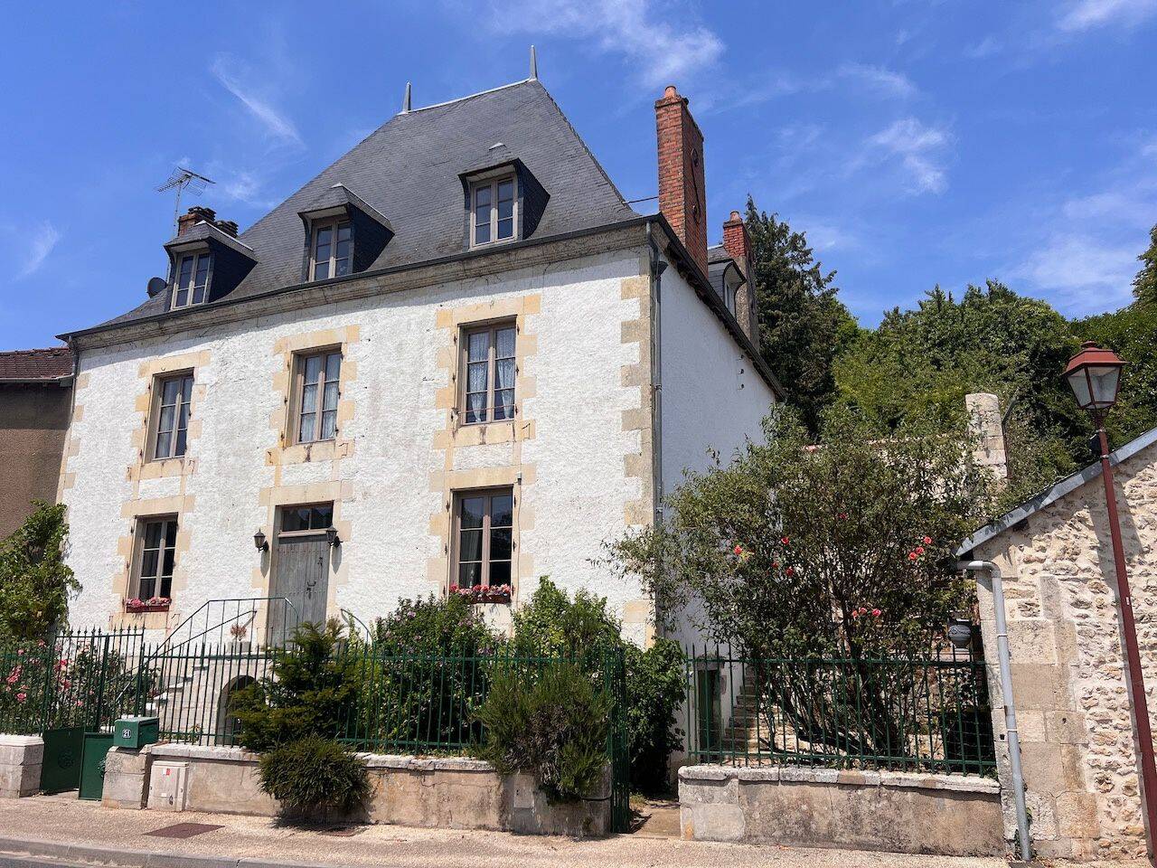 Maison 8 pièces 230 m² · à Charroux · 230 m² · 260 000 €