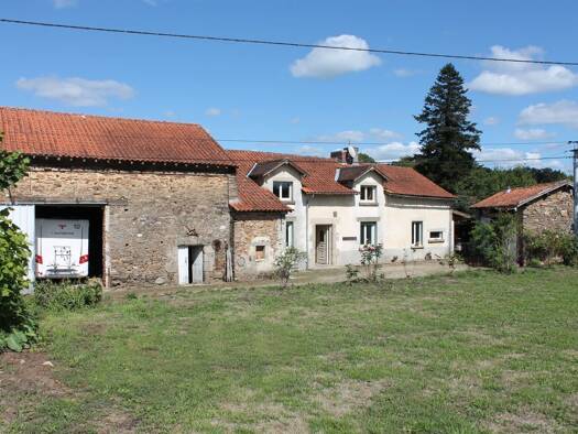 Maison à vendre 144 450 € 7 pièces 4 chambres 140 m² 15 000 m² de terrain Mialet 24450