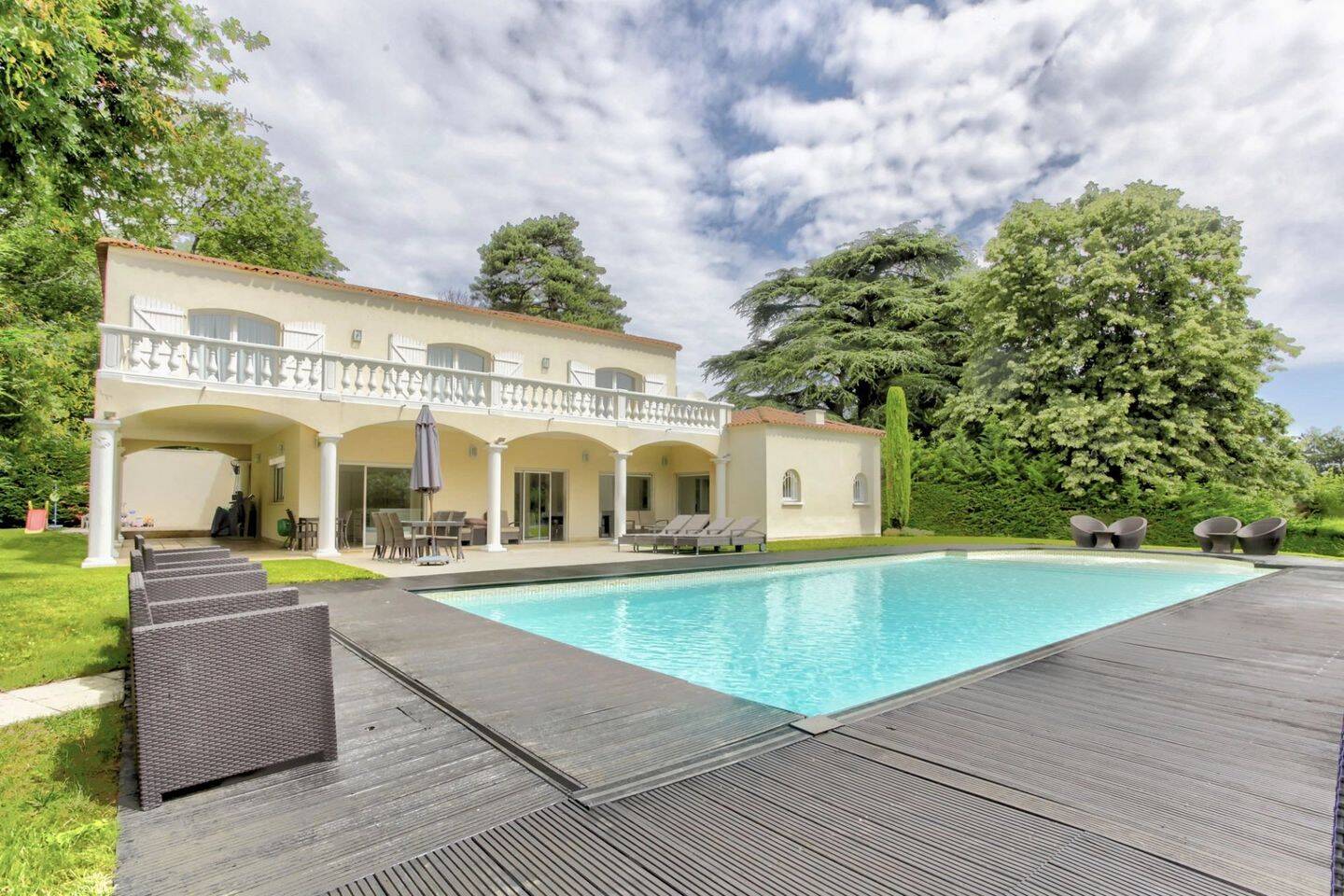 Maison 8 pièces 320 m² · à Écully · 320 m² · 1 295 000 €