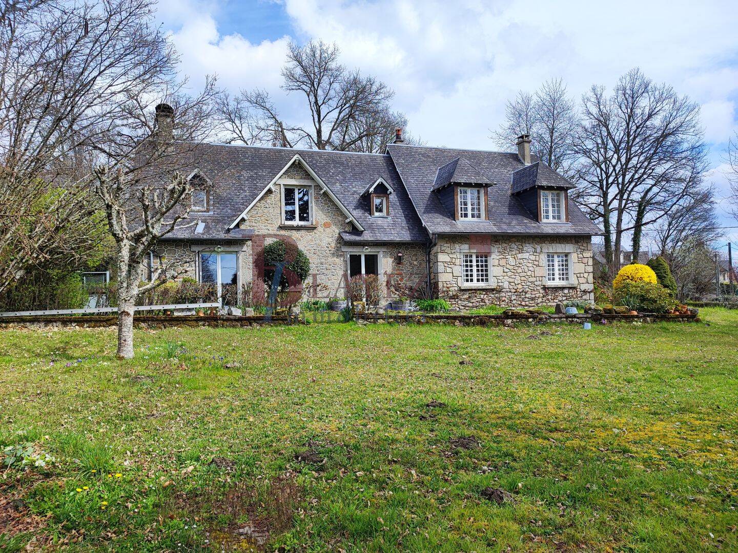 Maison 7 pièces 196 m² · à Liginiac · 196,3 m² · 265 000 €