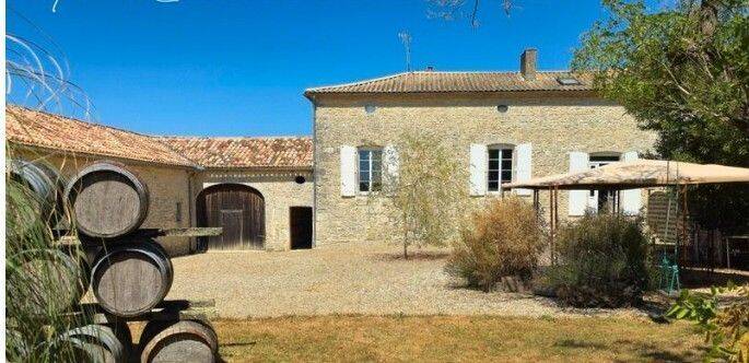 Maison 9 pièces 200 m² · à Thénac · 200 m² · 1 400 €