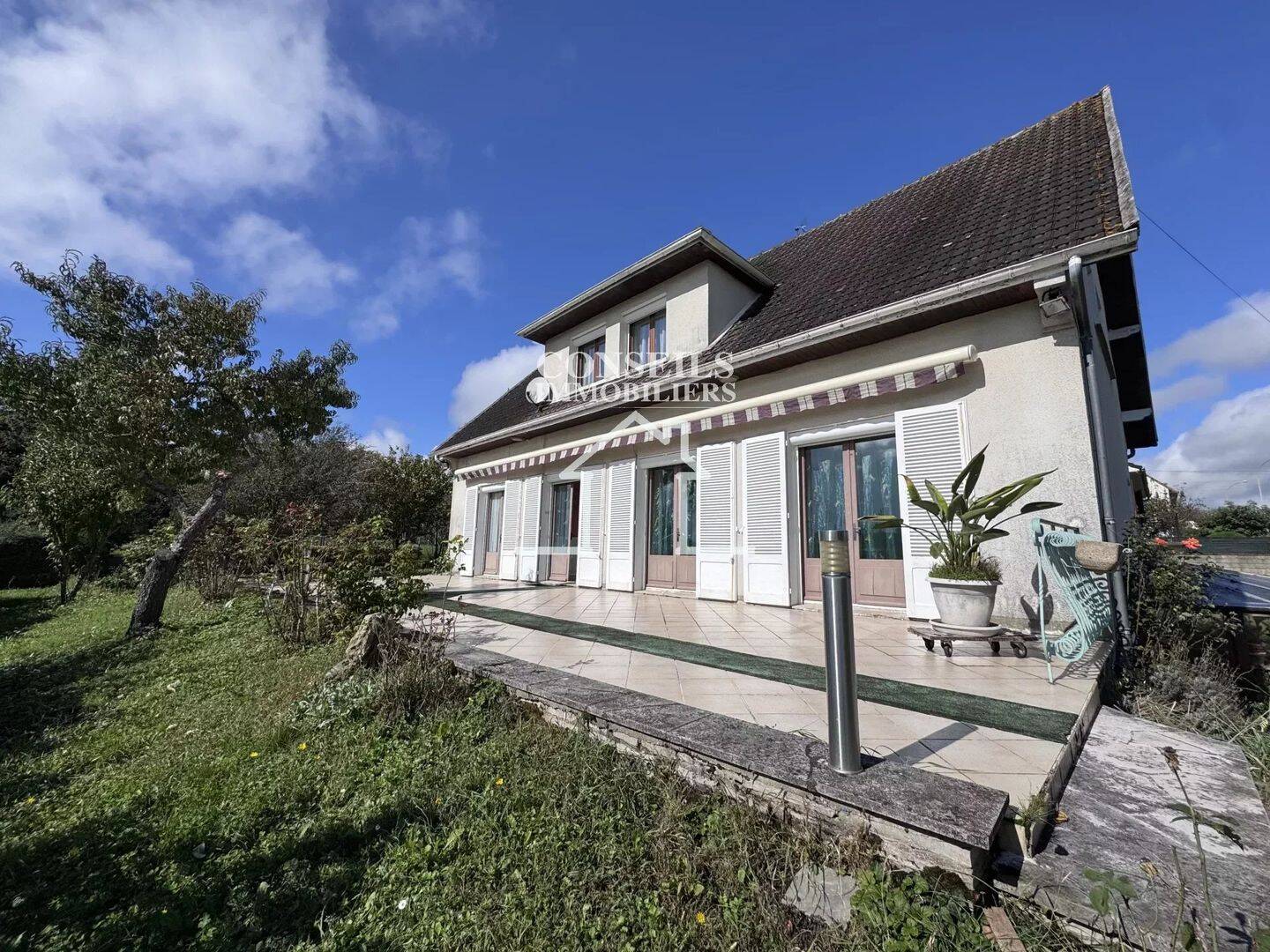 Maison 8 pièces 151 m² · à Saint-Julien-du-Sault · 151 m² · 190 000 €