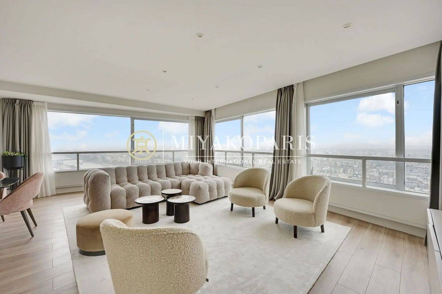 Appartement 5 pièces 167 m² · à Paris 15ème Arrondissement · 167 m² · 8 500 €