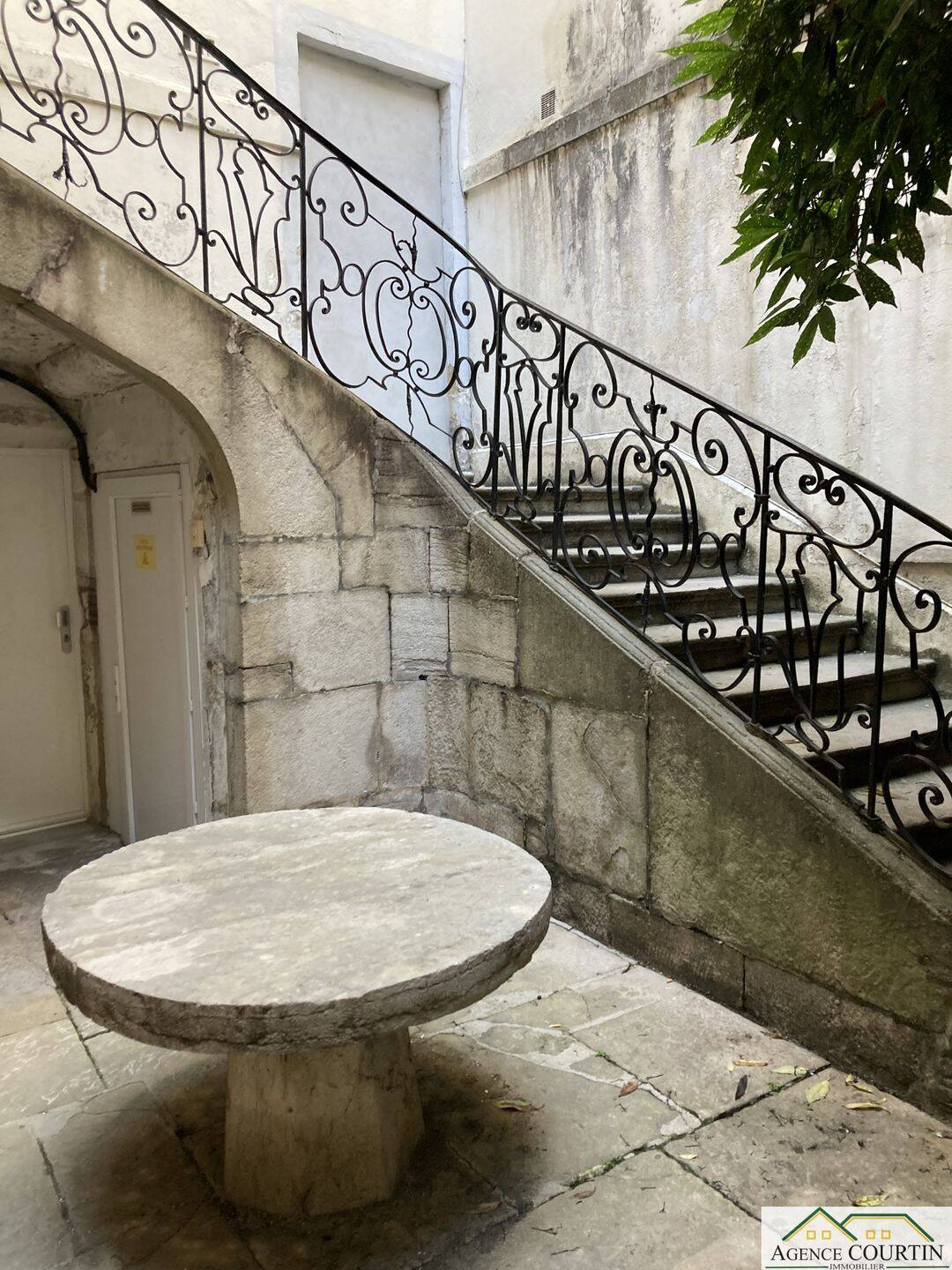 Appartement 5 pièces 107 m² · à Lons-le-Saunier · 106,7 m² · 160 000 €