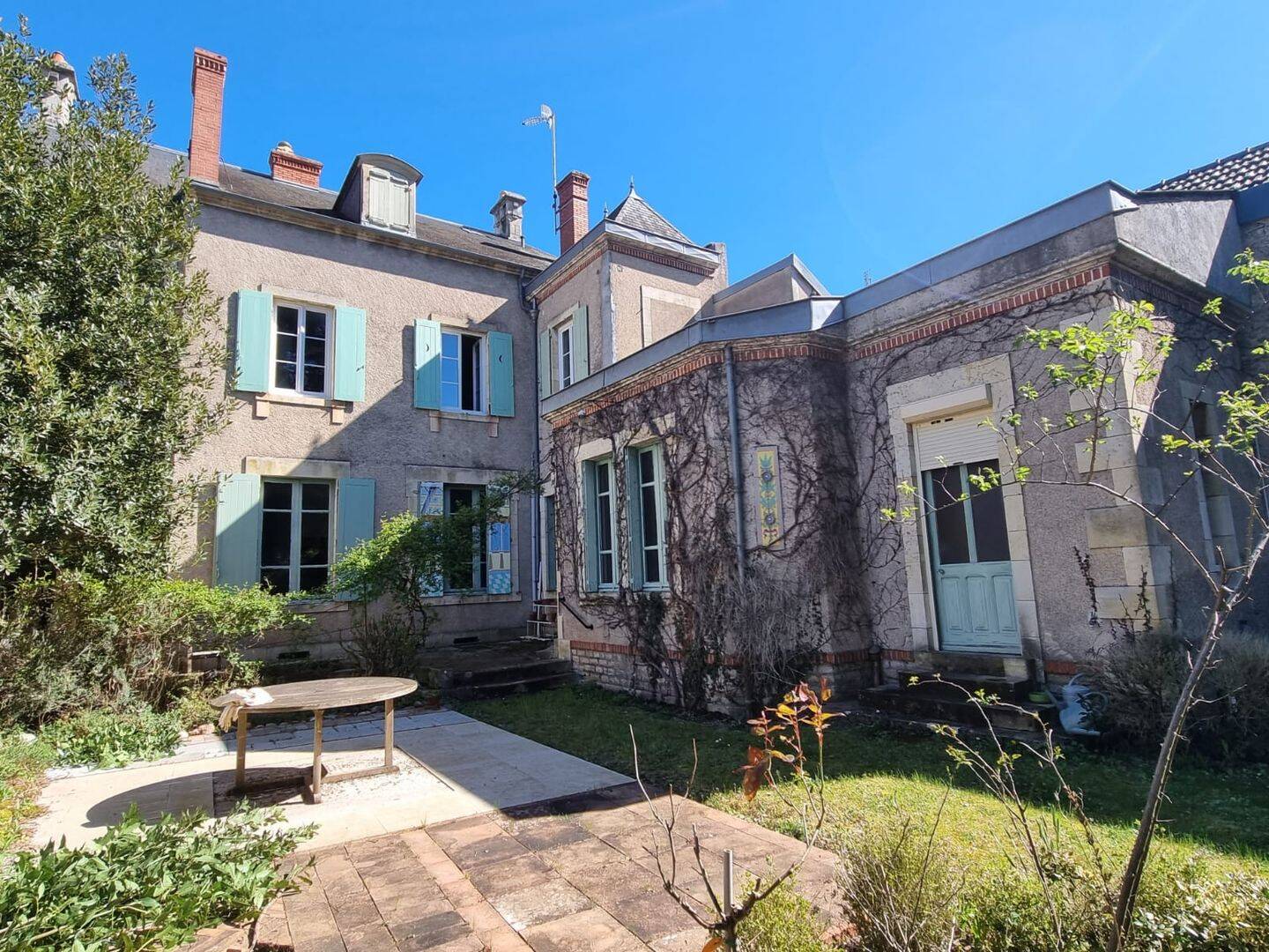 Maison 10 pièces 320 m² · à Saint-Amand-Montrond · 320 m² · 399 000 €