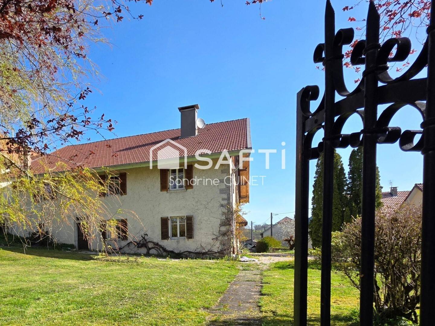 Maison 10 pièces 270 m² · à Les Premiers Sapins · 270 m² · 365 000 €
