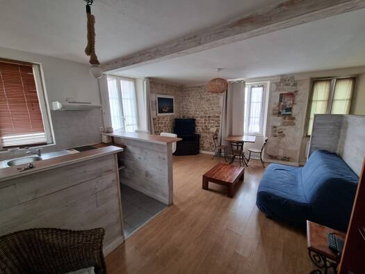 Appartement à louer 730 € 1 pièce 37 m² Étage 1/2 disponible dès maintenant Centre Ville La Rochelle 17000