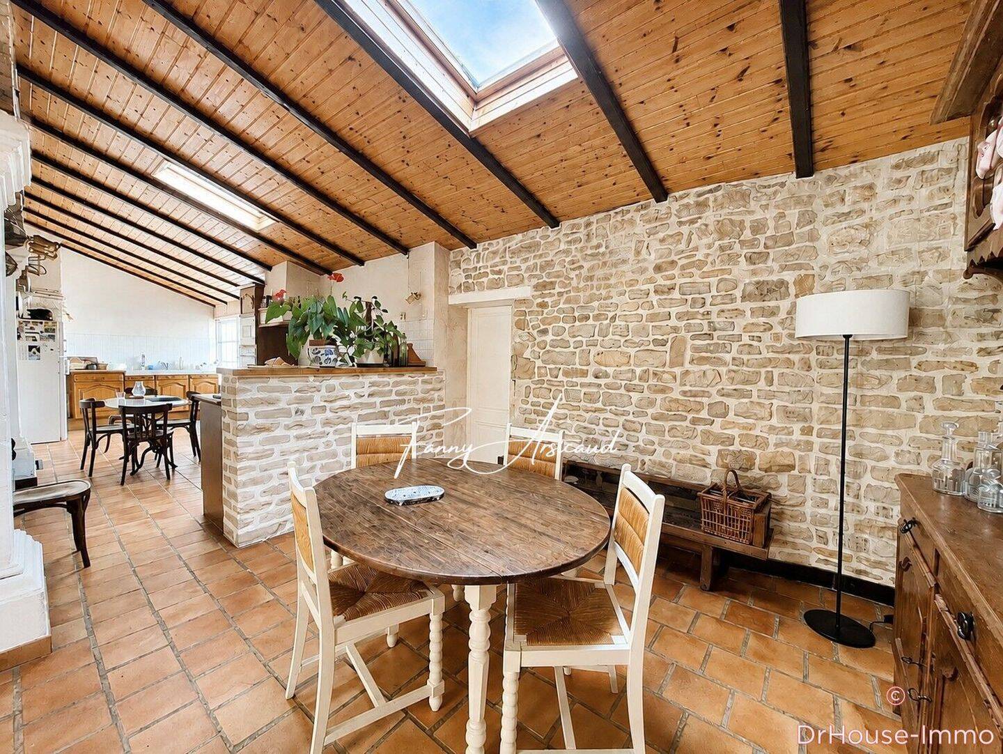 Maison 9 pièces 168 m² · à Charron · 168 m² · 329 000 €