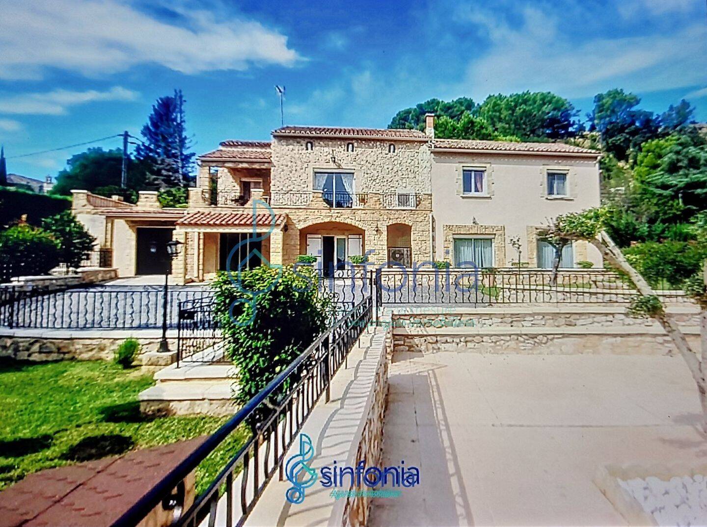 Maison 8 pièces 250 m² · à Uzès · 250 m² · 599 000 €