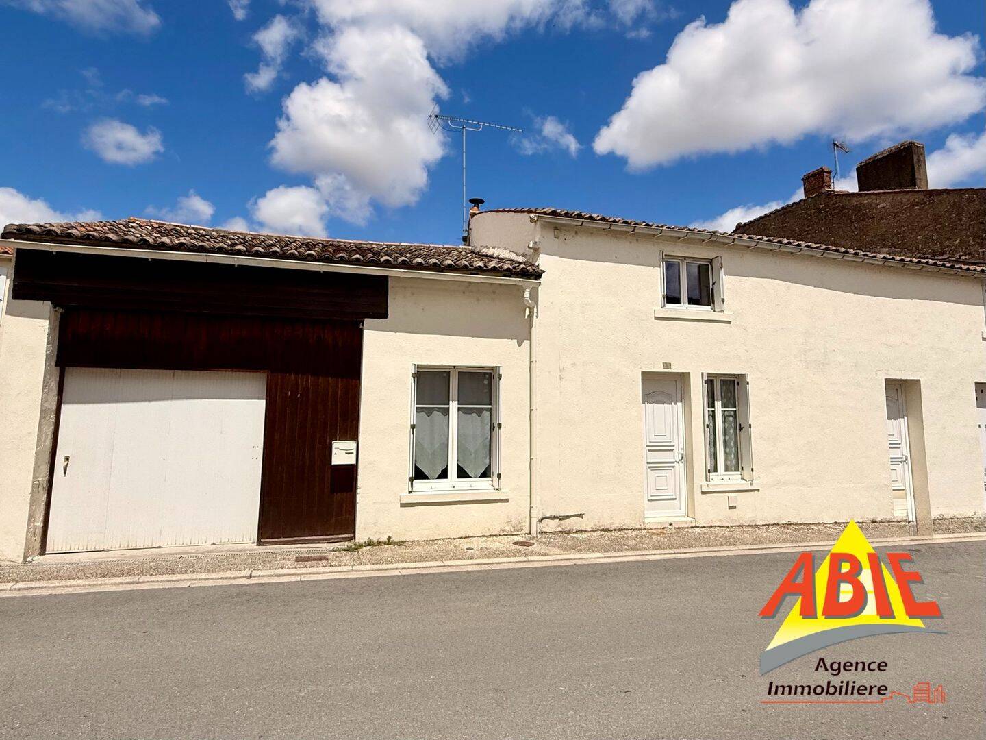 Maison 5 pièces 196 m² · à Maillezais · 196 m² · 168 000 €