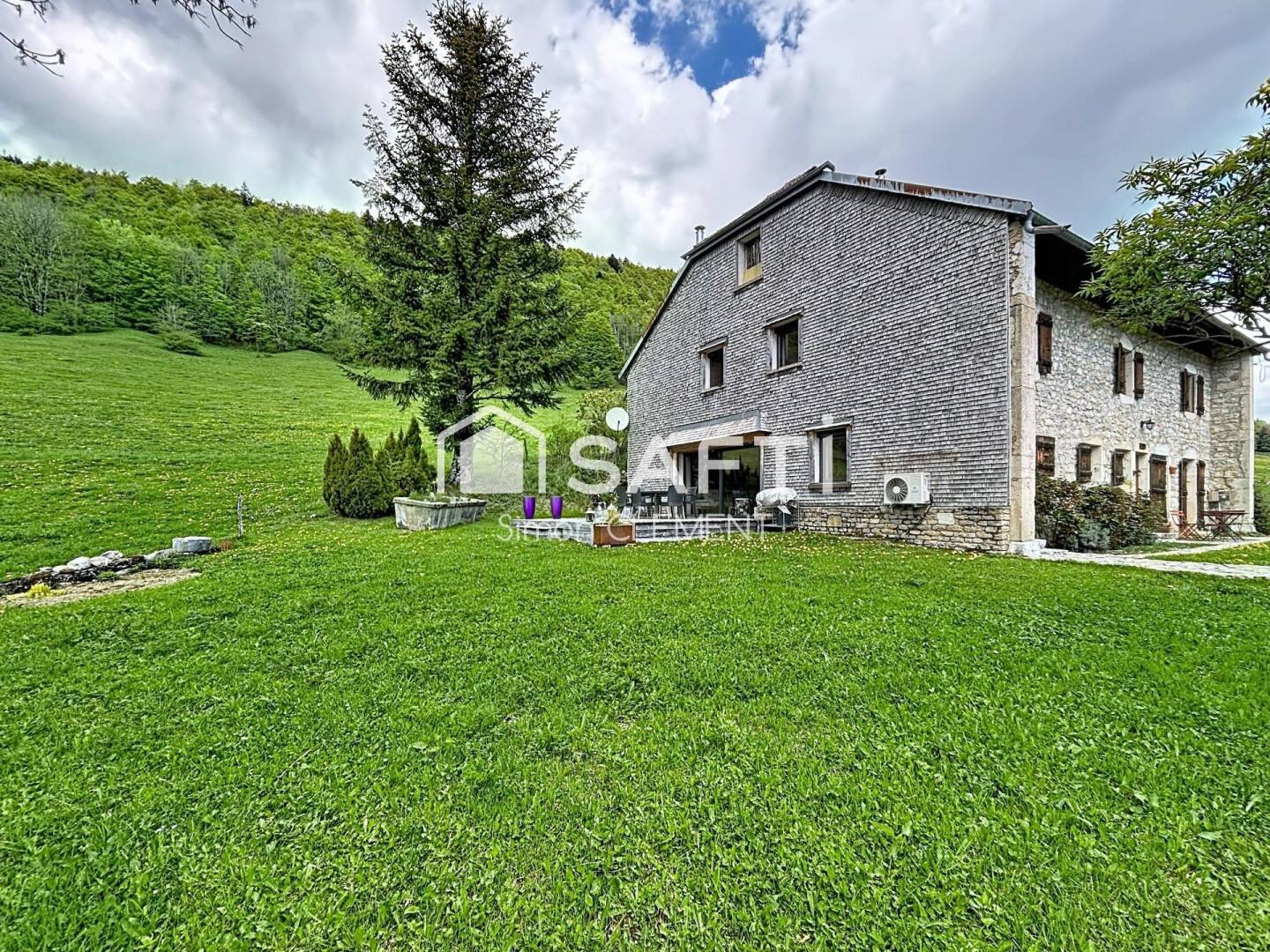 Maison 6 pièces 188 m² · à Lajoux · 188 m² · 550 000 €
