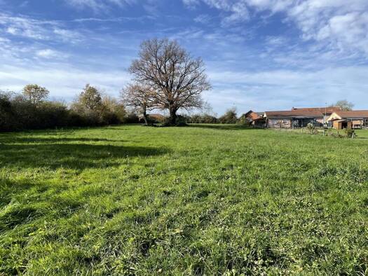 Terrain constructible à vendre 72 400 € 4 920 m² de terrain Saint-Sylvestre-Pragoulin 63310