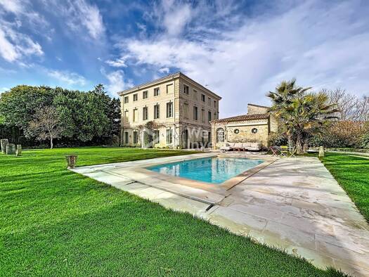 Maison à vendre 1 350 000 € 16 pièces 12 chambres 484 m² 3 730 m² de terrain Uzès 30700