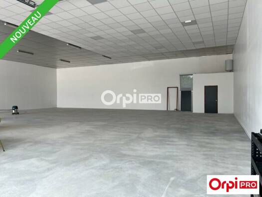 Local d'activités à louer 2 700 € 340 m² d'espace de stockage Romans-sur-Isère 26100