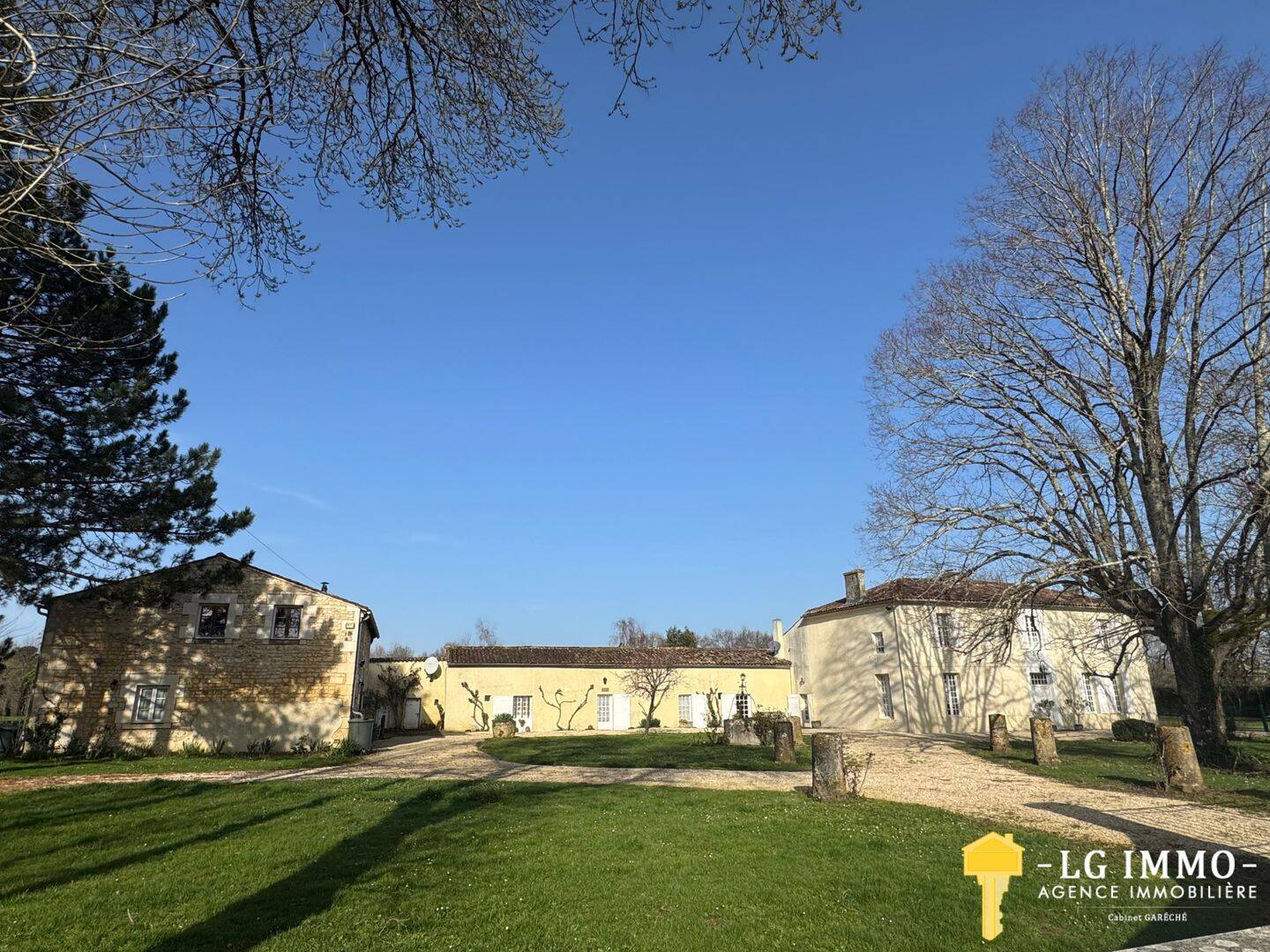 Maison 15 pièces 414 m² · à Saint-Sigismond-de-Clermont · 414 m² · 621 000 €