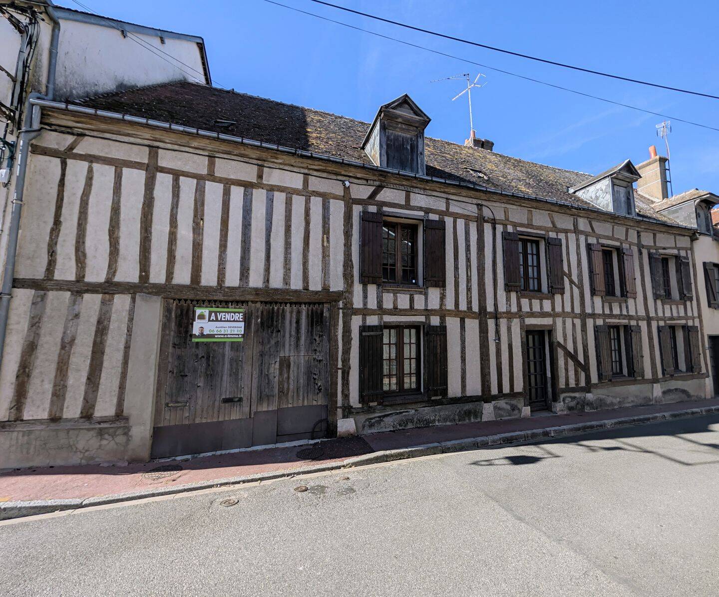 Maison 8 pièces 172 m² · à Ladon · 172 m² · 65 000 €
