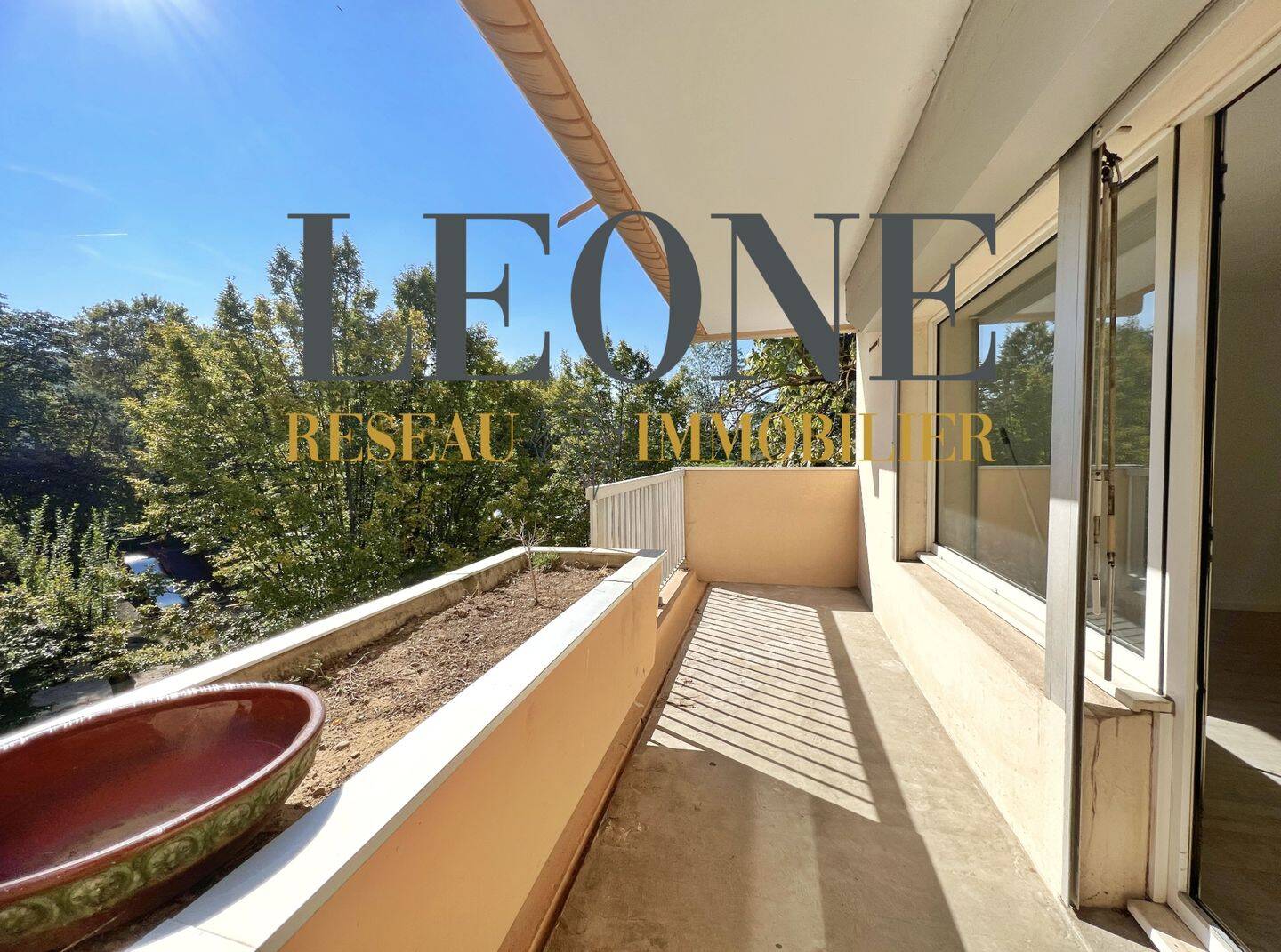 Appartement 6 pièces 127 m² · à Lyon 8ème Arrondissement · 126,9 m² · 299 000 €