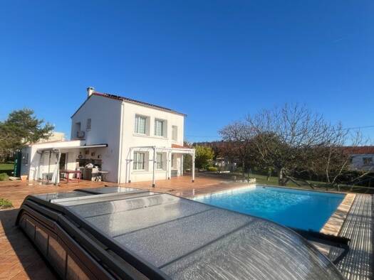 Maison à vendre 314 000 € 6 pièces 4 chambres 140 m² 2 687 m² de terrain Ouest Saint-Jean-d'Angély 17400