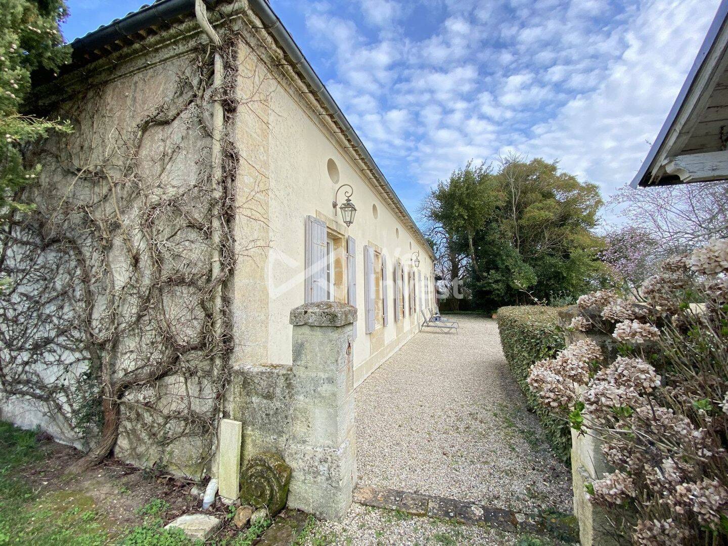 Maison 9 pièces 250 m² · à Bayon-sur-Gironde · 250 m² · 513 500 €