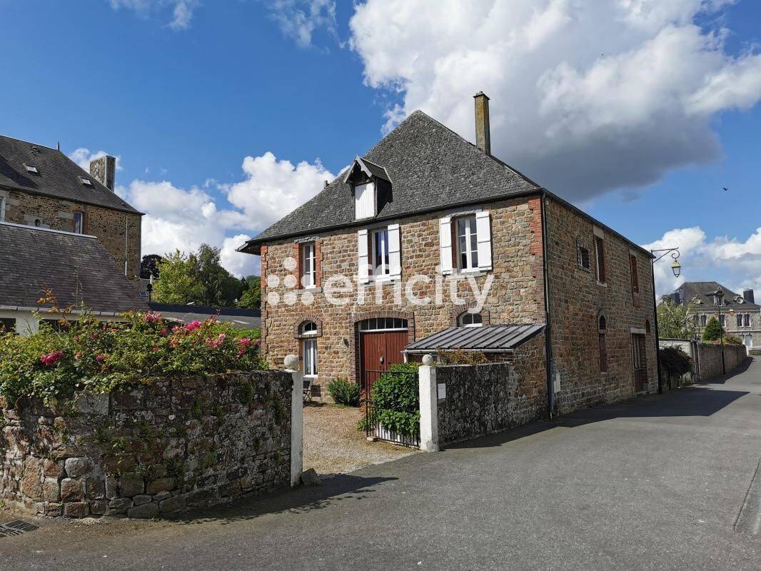 Maison 12 pièces 240 m² · à Noues de Sienne · 240 m² · 248 000 €