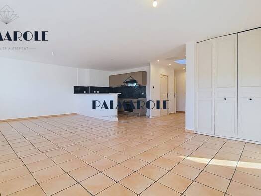 Appartement à louer 890 € 3 pièces 2 chambres 84,9 m² Étage 2/2 Les Remparts-Champs de Mars Perpignan 66000