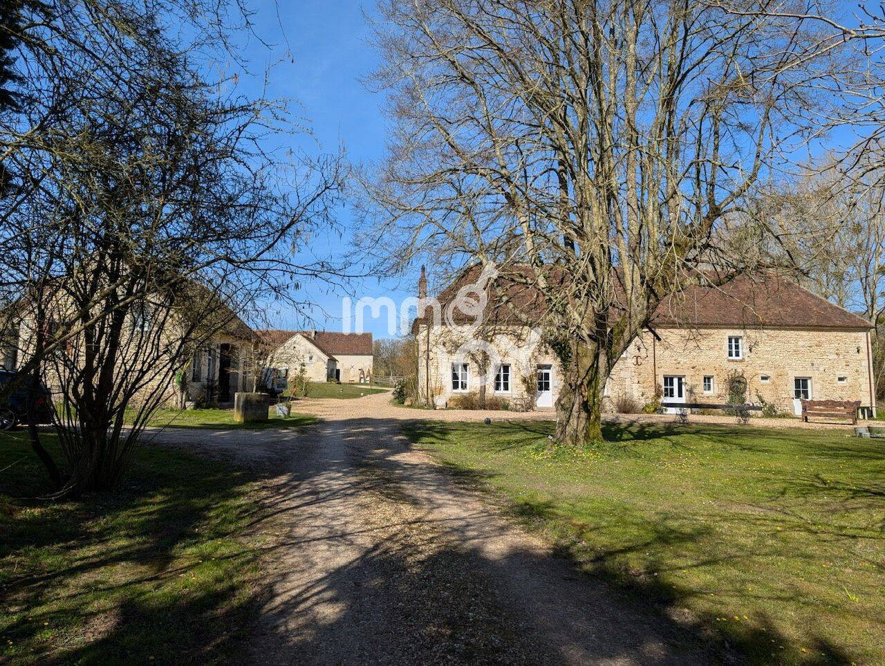 Maison 10 pièces 480 m² · à Saint-Mard-de-Réno · 480 m² · 945 000 €