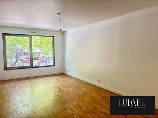 Appartement à vendre 340 000 € 3 pièces 2 chambres 67 m² Étage 1/9 Rosiers-Les Puces Saint-Ouen-sur-Seine 93400