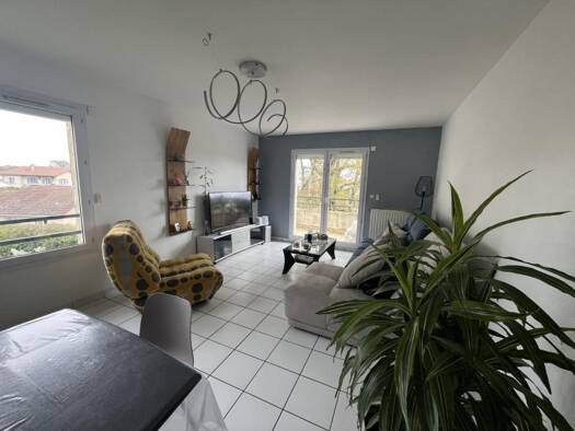 Appartement à louer 1 010 € 4 pièces 3 chambres 90 m² Étage 2/2 Saint-André-de-Corcy 01390