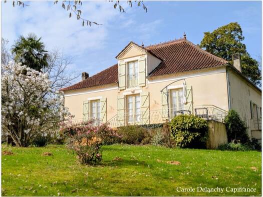 Maison à vendre 395 000 € 8 pièces 5 chambres 192 m² 2 500 m² de terrain Castetpugon 64330