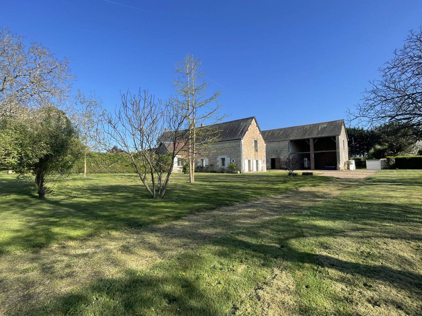 À vendre maison sur terrain de 2400 m2.