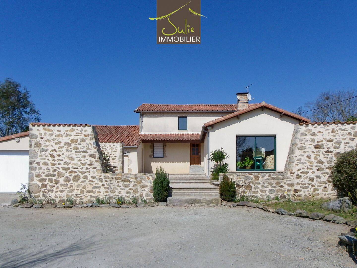Maison 8 pièces 324 m² · à Bressuire · 324 m² · 309 750 €
