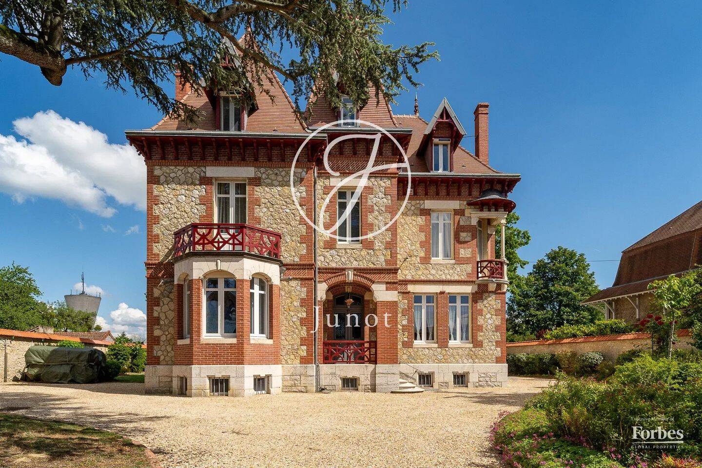 Maison 10 pièces 394 m² · à Sancoins · 393,6 m² · 650 000 €