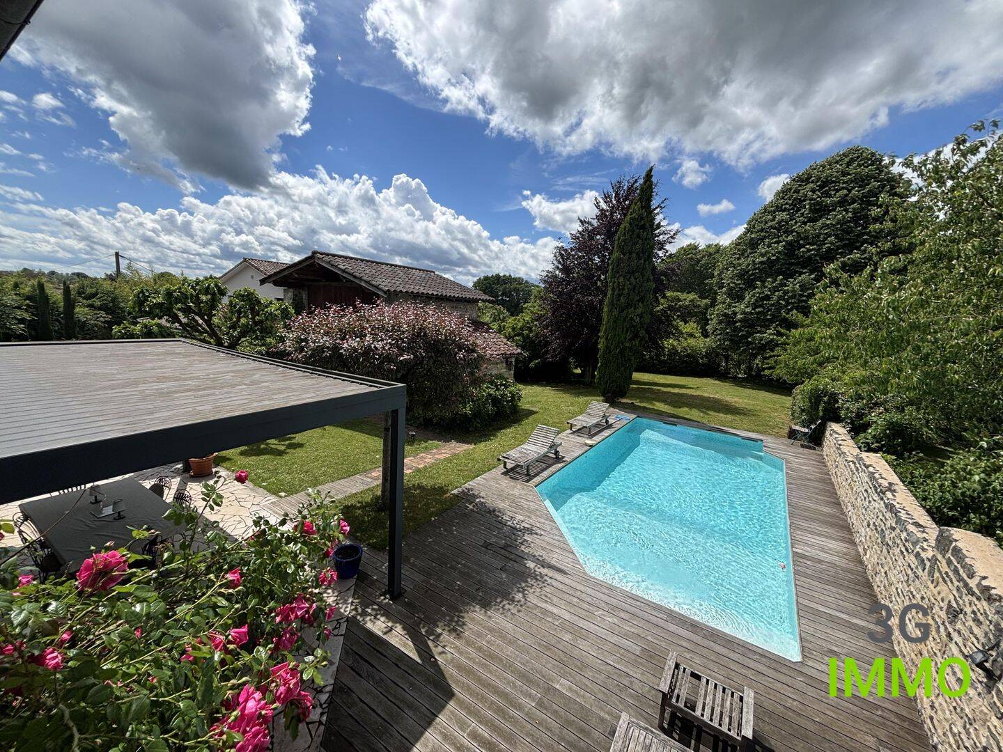 Maison 8 pièces 257 m² · à Tossiat · 257 m² · 399 000 €