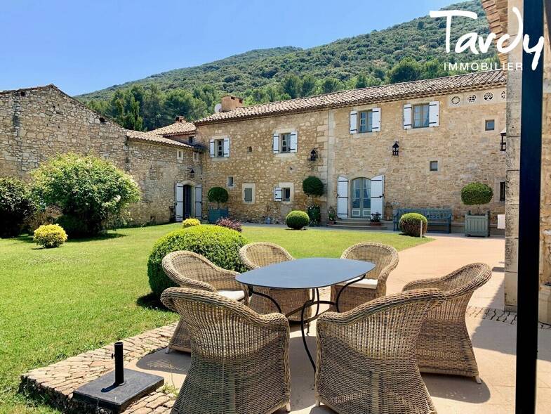 Mas à vendre 2 690 000 € 14 pièces 7 chambres 450 m² 15 000 m² de terrain Bonnieux 84480