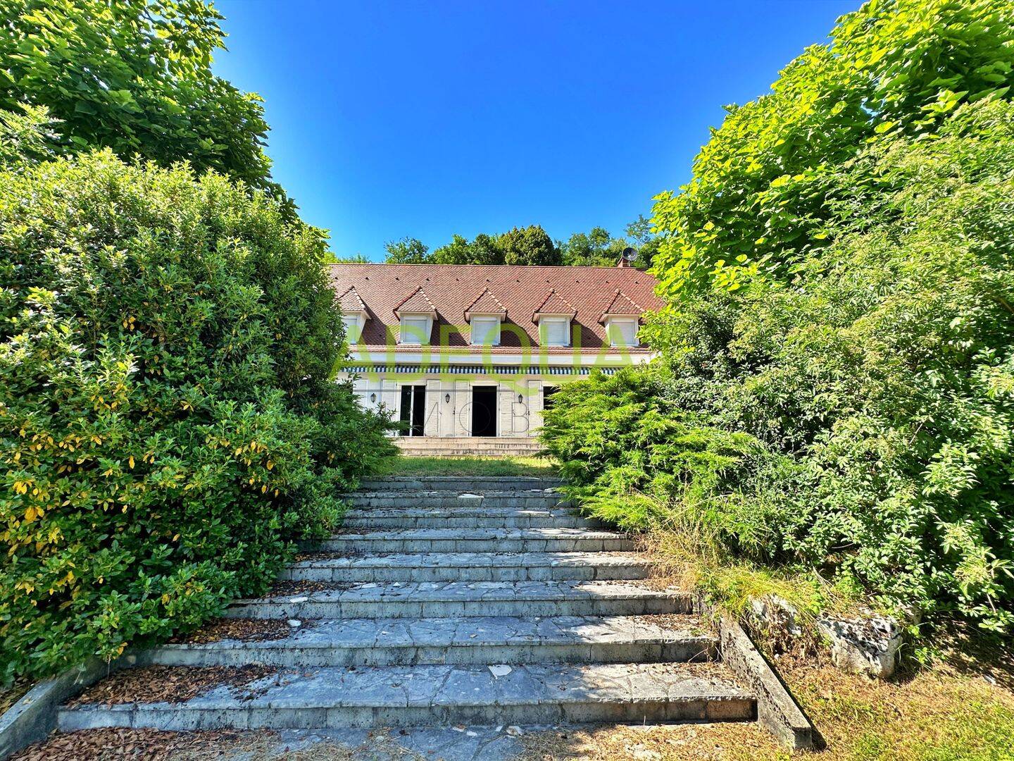 Maison 14 pièces 425 m² · à Cessieu · 425 m² · 590 000 €
