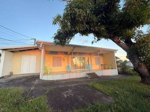 Maison à louer 1 200 € 5 pièces 4 chambres 180 m² 400 m² de terrain Petite-Île 97429