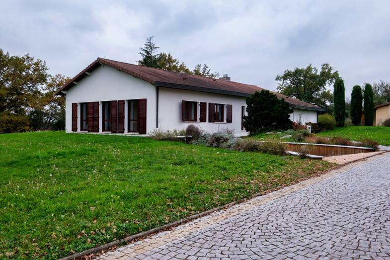 Villa à louer 3 200 € 7 pièces 4 chambres 200 m² 10 000 m² de terrain Ouest Dardilly 69570