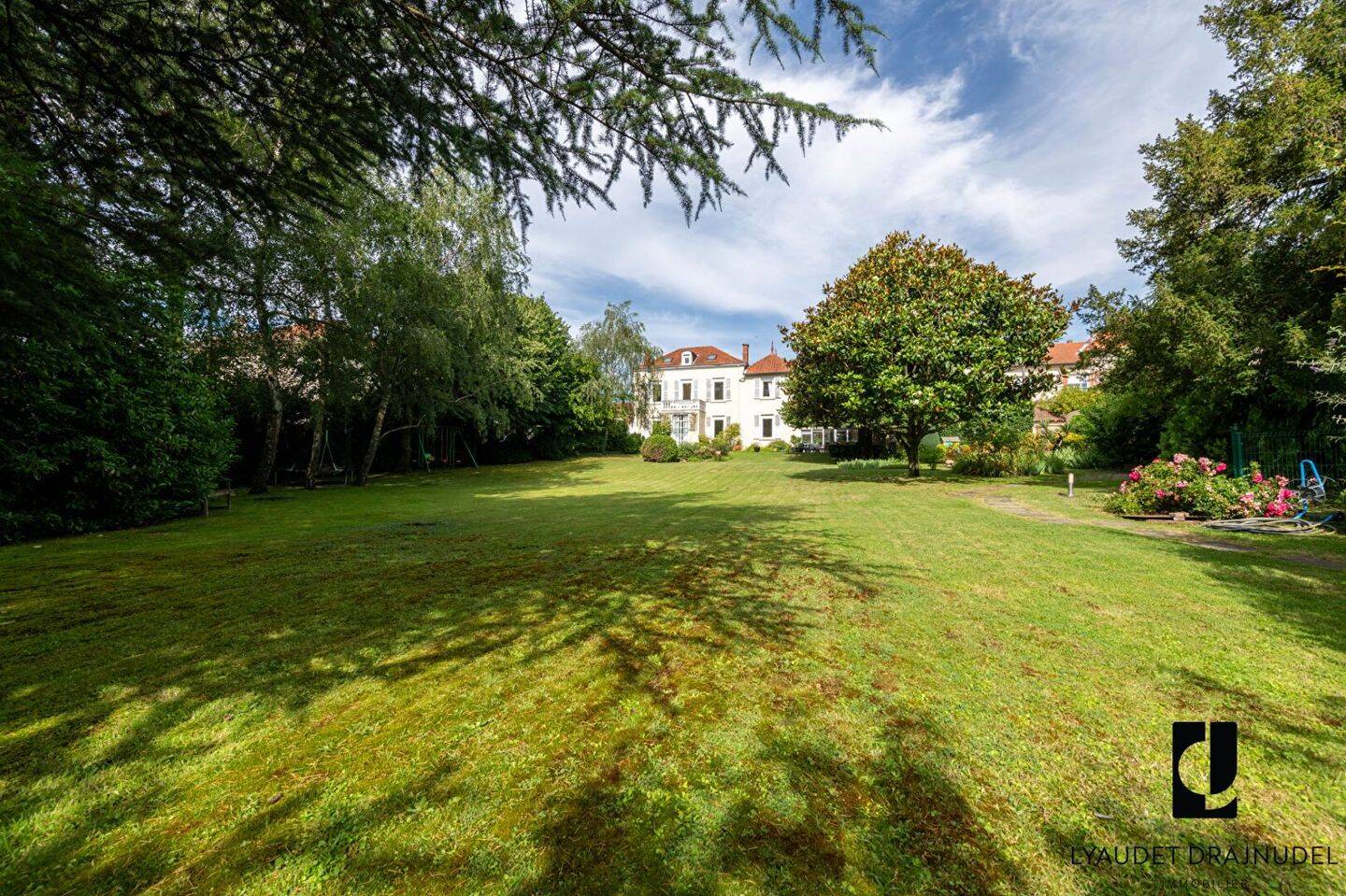 Maison 8 pièces 241 m² · à Riorges · 240,5 m² · 499 000 €