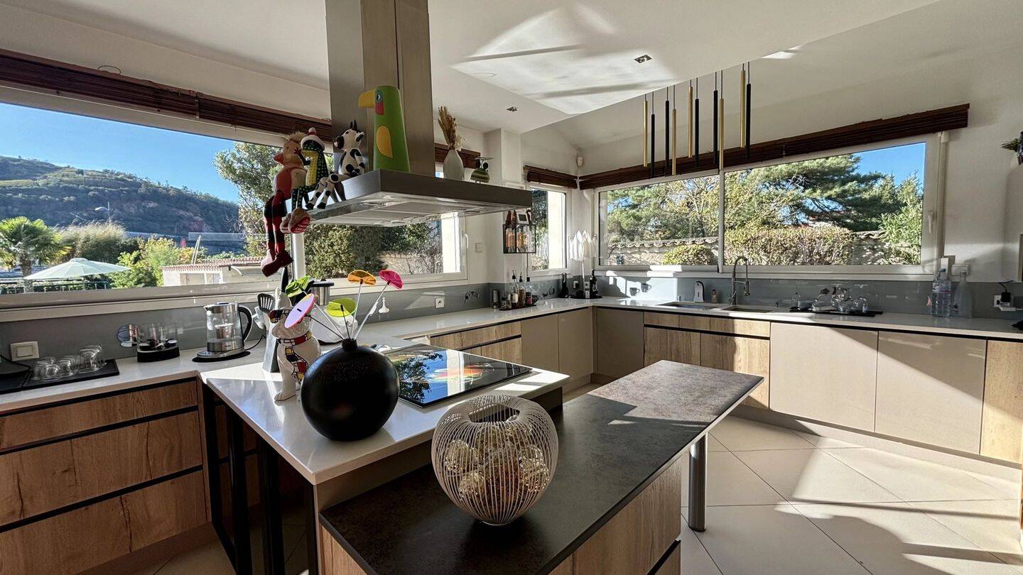 Maison 7 pièces 331 m² · à Sablons · 331 m² · 980 000 €