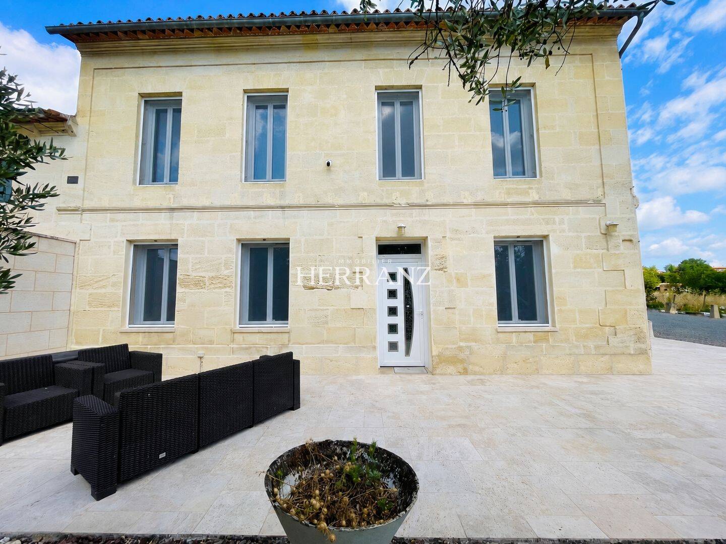 Maison 9 pièces 272 m² · à Arveyres · 272 m² · 399 900 €