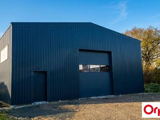 Local d'activités à louer 1 100 € 160 m² d'espace de stockage Saint-Brandan 22800